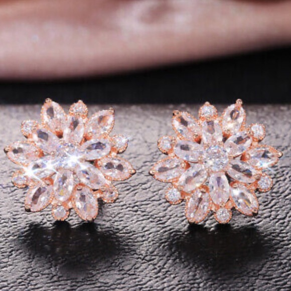 New 18k gold plated Diamond earrings - Picture 3 of 3